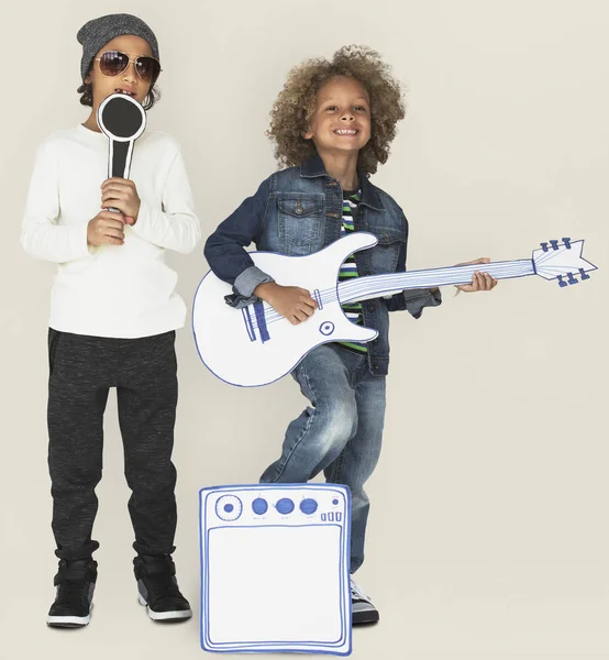 Niños felices tocando música — Foto de Stock