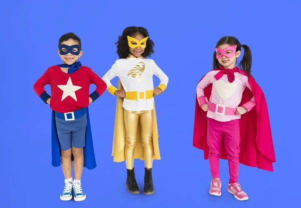 Kinderen dragen superheld kostuums — Stockfoto