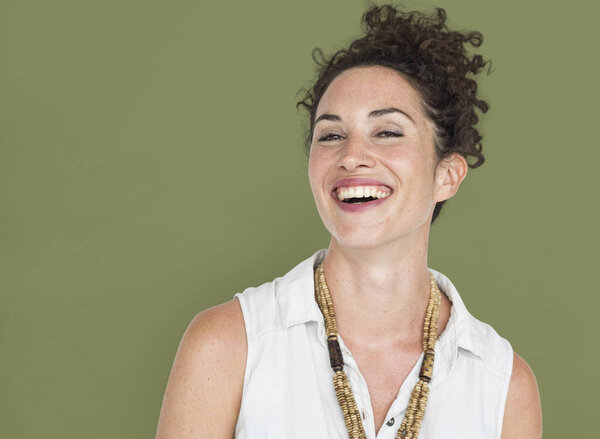 Красивая женщина с вьющимися волосами