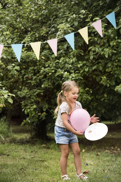 Chica sosteniendo globos —  Fotos de Stock