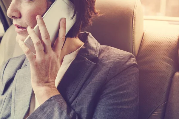 Zakenvrouw hebben op smartphone — Stockfoto