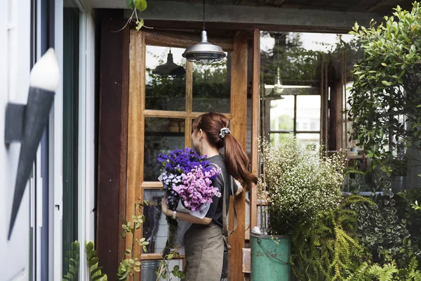 Proprietario femminile di negozio di fiori — Foto Stock