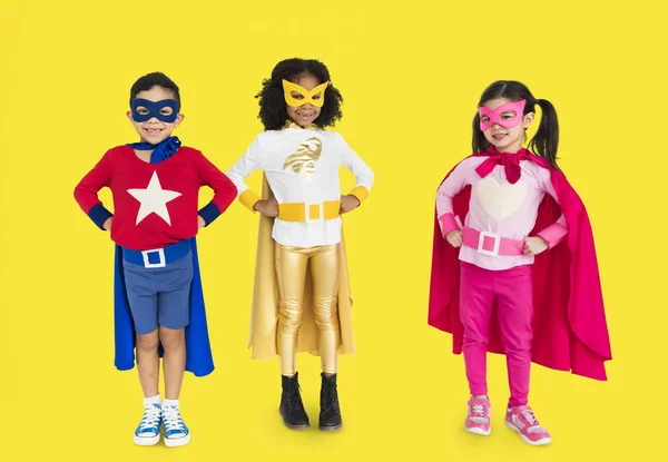 スーパー ヒーローの衣装を着た子供たち — ストック写真