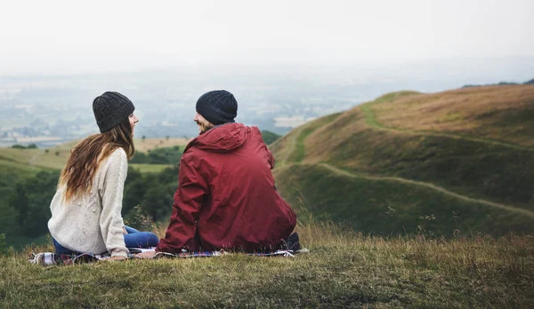 Par spendera tid i naturen. — Stockfoto