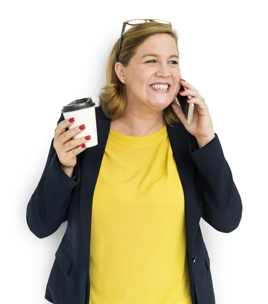 Kvinna med telefon och kaffe. — Stockfoto
