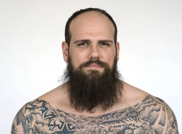 Uomo con barba e tatuaggio — Foto Stock