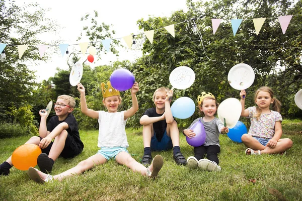 Niños celebrando cumpleaños — Foto de Stock