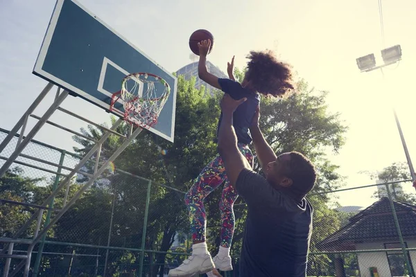 Vater und Tochter spielen Basketball — Stockfoto