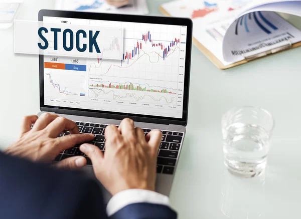 Hombre de negocios que trabaja con portátil — Foto de Stock