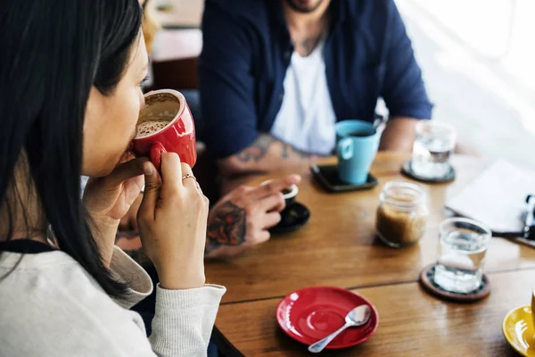 Personas tomando café — Foto de Stock