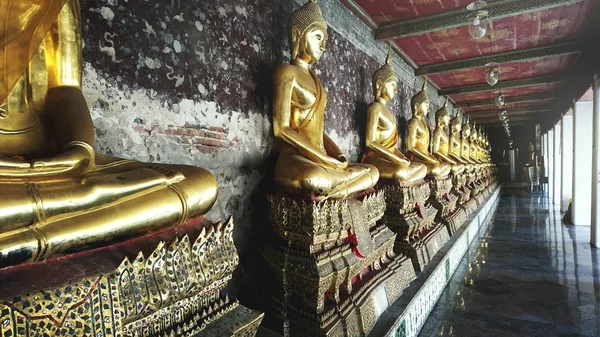 Sochy Buddhy v thajském stylu — Stock fotografie