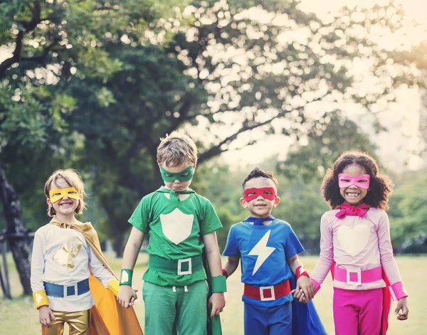 Crianças em trajes de super-herói — Fotografia de Stock