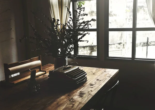 Темная комната со столом — стоковое фото