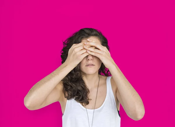 Mujer cerrando los ojos con las manos —  Fotos de Stock