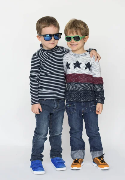 Små pojkar poserar i studio — Stockfoto