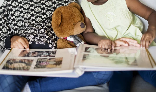 Meisjes op zoek naar fotoalbum — Stockfoto