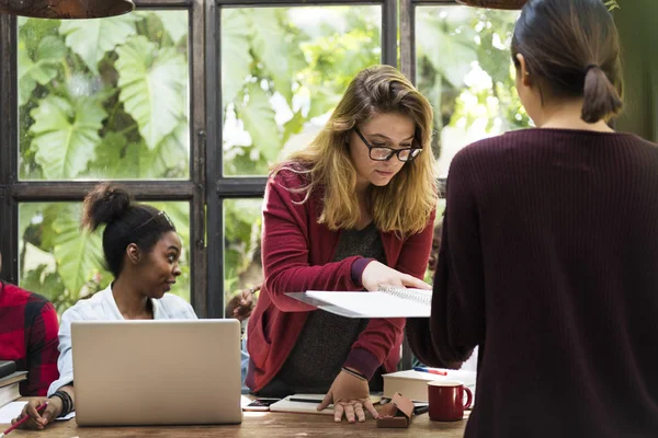 Studenti brainstorming al progetto — Foto Stock