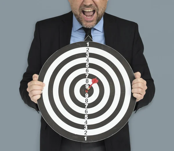 Homem de negócios segurando Dartboard — Fotografia de Stock