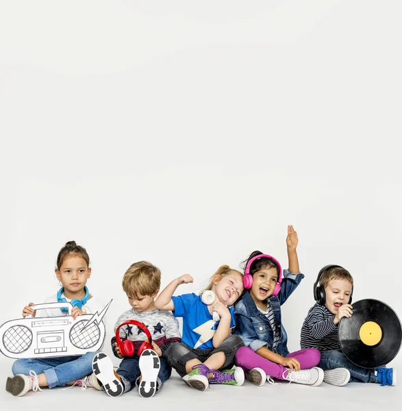 Niños pequeños posando en el estudio —  Fotos de Stock