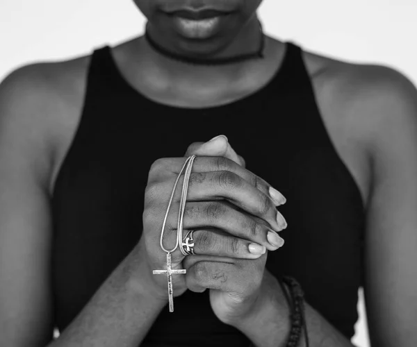Mulher africana com cruz religiosa — Fotografia de Stock
