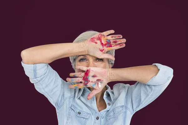 Mujer con las manos en la cara en pintura —  Fotos de Stock