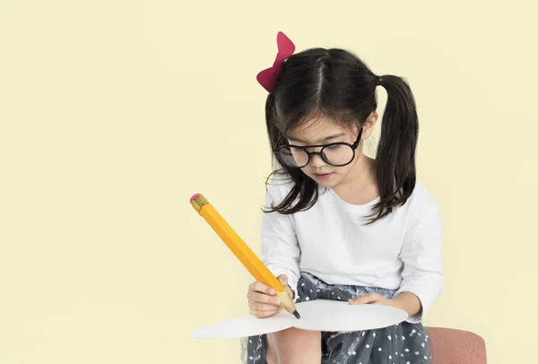 Meisje met grote potlood schrijven — Stockfoto