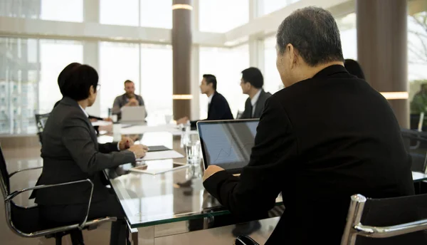 Les hommes d'affaires à la réunion — Photo