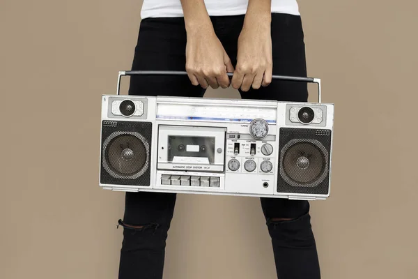 Persoon bedrijf oude retro radio — Stockfoto