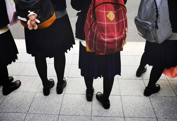 Crianças da escola com mochilas — Fotografia de Stock