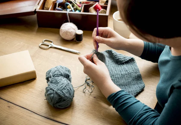 Γυναίκα πλέκοντας πουλόβερ — Φωτογραφία Αρχείου