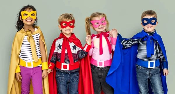 Kinderen in superhelden kostuums — Stockfoto