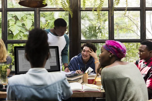 Diversidade estudantes brainstorming juntos — Fotografia de Stock