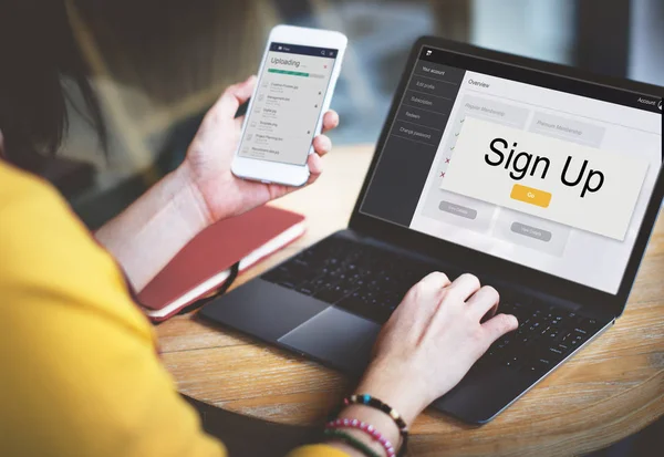 Woman using laptop and mobile phone — Stockfoto