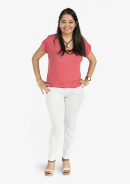 gülümseyen ve kalçalarına elele kadın