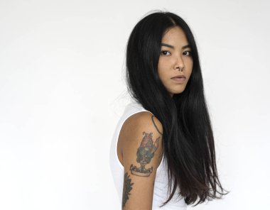 Asyalı kadın stüdyoda poz