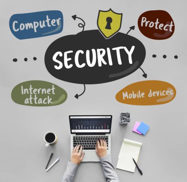 dizüstü bilgisayar kullanan kişi