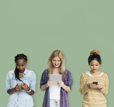 Dijital cihazlar kullanan öğrenciler