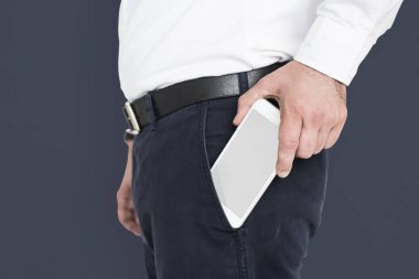 Kişi holding smartphone