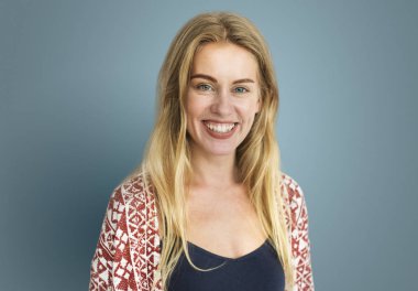 Gülümseyen genç kadın