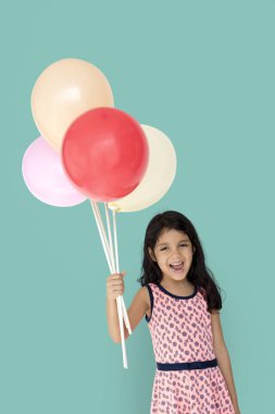 küçük kız stüdyoda poz