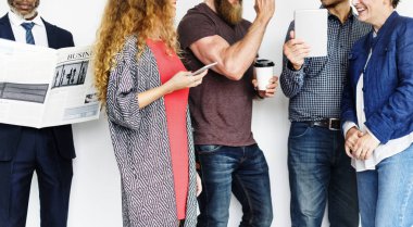 Dijital aygıtlar kullanan insanlar