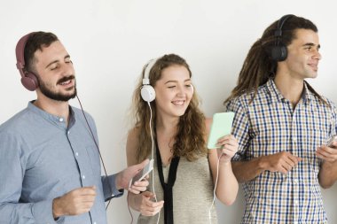 Dijital aygıtlar kullanan insanlar