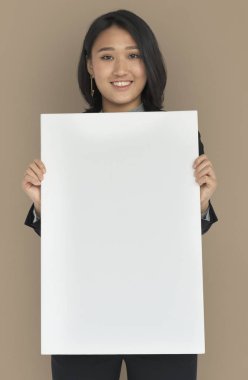 Afiş tutarak kadın gülen