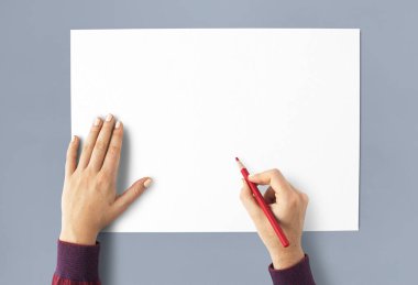 Kırmızı kalemle çizim kişi 