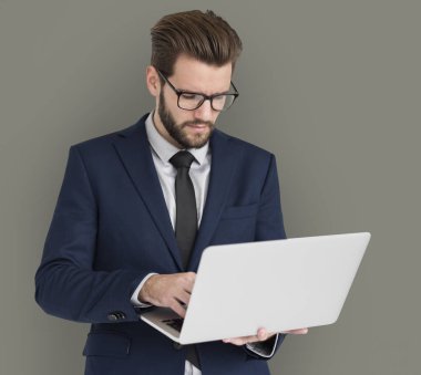 Dizüstü bilgisayarda çalışan bir iş adamı