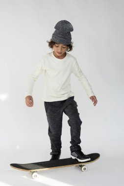 Asyalı çocuk kaykay ile