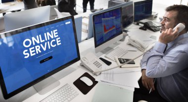 Bilgisayarda çalışan iş adamı