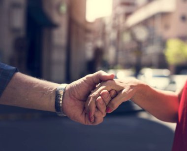 Olgun çift el ele tutuşuyor.