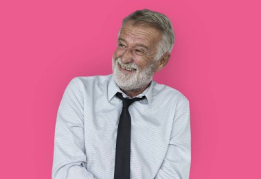 Gülümseyen kıdemli işadamı sakallı 