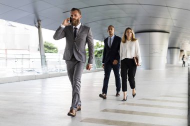 İş adamı cep telefonuyla konuşuyor.